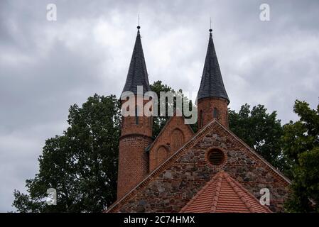 Mahlwinkel, Allemagne. 06e juillet 2020. Vue sur l'église néo-gothique en brique de Mahlwinkel. Une caractéristique frappante de l'édifice est la construction de la tour en briques rouges, qui consiste en deux tours d'escalier minces adjacentes au sud et au nord, qui tour clairement au-dessus de la tour de l'église réelle. Credit: Stephan Schulz/dpa-Zentralbild/ZB/dpa/Alay Live News Banque D'Images