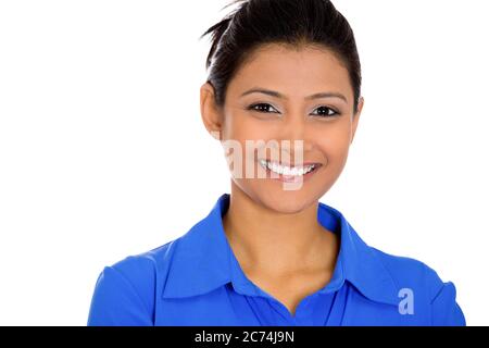 Portrait en gros plan d'une femme heureuse souriante et confiante isolée sur fond blanc Banque D'Images