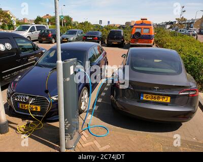 voitures e en charge à une station de charge, pays-Bas Banque D'Images