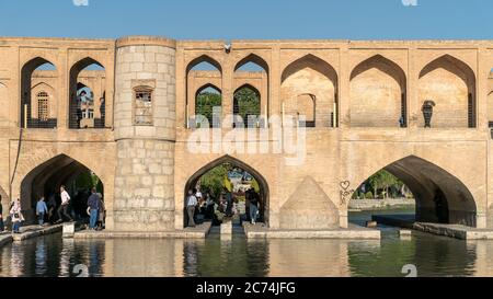 Ispahan, Iran - Mai 2019: Le peuple iranien sur SioSePol ou pont de 33 arches, un des plus anciens ponts d'Ispahan Banque D'Images