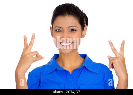 Portrait d'une jeune femme confiante heureuse donnant la victoire de la paix ou deux gestes de signe, isolée sur fond blanc. Banque D'Images