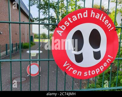 Panneau abstand halten - Viren stopppen à une clôture, garder la distance, arrêt virusus, Allemagne Banque D'Images