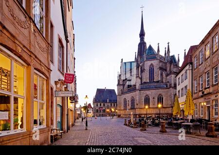 Eglise St Marien et hôtel de ville dans la vieille ville, Allemagne, Basse-Saxe, Osnabrueck Banque D'Images