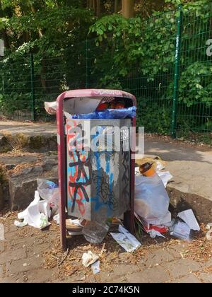 Trop plein corbeille sur un parking, Allemagne Banque D'Images