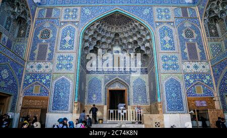 Isfahan, Iran - Mai 2019: Porte d'entrée de la mosquée Sheikh Lotfollah avec carreaux bleus sur les murs Banque D'Images