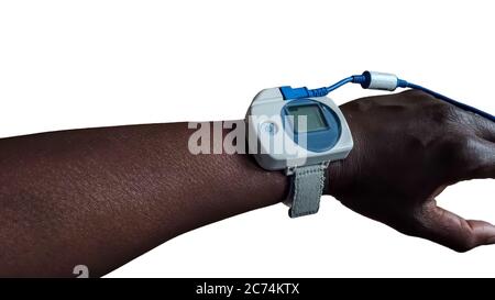 Oxymètre de pouls du sommeil porté sur le bras d'un homme noir, sur fond blanc Banque D'Images