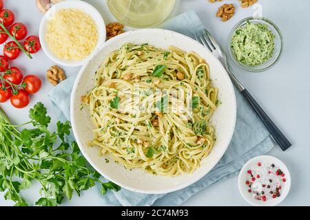 Recette étape par étape. Pâtes pesto, bavette aux noix, Banque D'Images