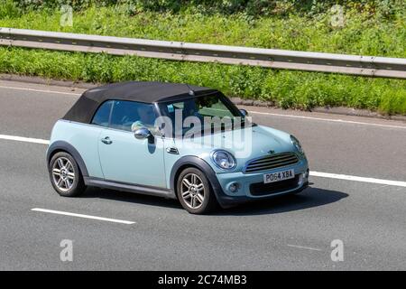 2014 Mini ONE bleu ; véhicules mobiles pour la circulation routière, voitures conduisant des véhicules sur les routes britanniques, moteurs, véhicules motorisés sur le réseau d'autoroute M6. Banque D'Images