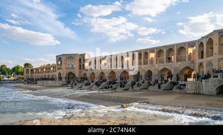 Ispahan, Iran - Mai 2019: Le peuple iranien passe du temps autour du pont de Khaju au-dessus de la rivière Zayandeh, Ispahan, Iran Banque D'Images