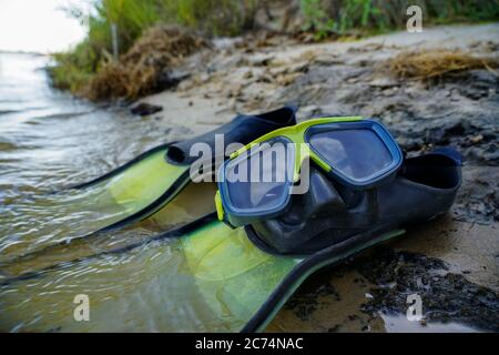 les palmes et le masque se trouvent sur le rivage Banque D'Images