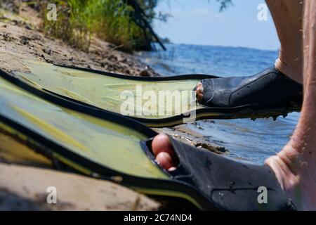 jambes dans les nageoires sur la rivière près de l'eau Banque D'Images