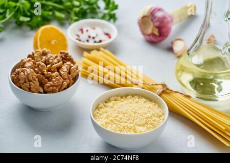 Recette étape par étape. Pâtes pesto, bavette aux noix, persil Banque D'Images