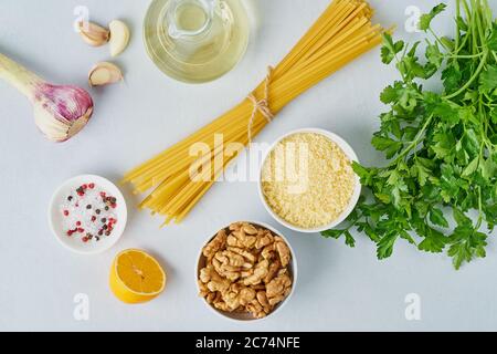 Recette étape par étape. Pâtes pesto, bavette aux noix, persil Banque D'Images