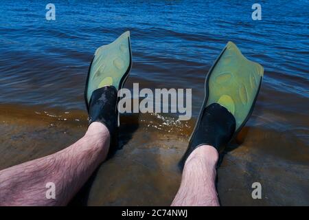 jambes dans les nageoires sur la rivière près de l'eau Banque D'Images