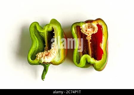 Deux demi de poivron vert mûr sur fond blanc. Légumes frais concept abstrait. Vue de dessus. Banque D'Images