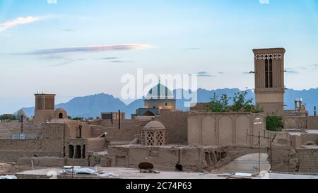 Yazd, Iran - Mai 2019 : Yazd paysage urbain avec de vieux bâtiments en briques et des badgeurs tours accrocheuses du vent à Yazd, Iran. Banque D'Images