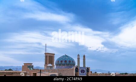 Yazd, Iran - Mai 2019: Yazd paysage urbain avec un badgir, vent accrochant tour pendant le coucher du soleil Banque D'Images