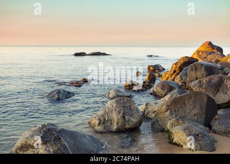 Vue sur les rochers ensoleillées par le lever du soleil sur les falaises de la Costa Brava, Catalogne, Espagne Banque D'Images