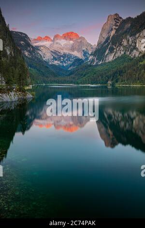Gosausee, Alpes européennes. Image de Gosausee, Autriche située dans les Alpes européennes au coucher du soleil d'été. Banque D'Images