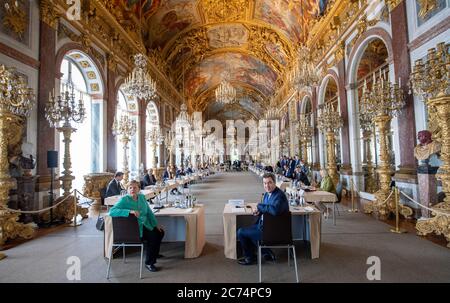 Herrenchiemsee, Allemagne. 14 juillet 2020. Sous la direction de Markus Söder (r, CSU), ministre-président de la Bavière, et en présence de la chancelière Angela Merkel (CDU), la réunion du cabinet bavarois aura lieu sur l'île Herrenchiemsee, dans la galerie miroir du Nouveau Palais. Crédit : Peter Kneffel/dpa/Pool/dpa/Alay Live News Banque D'Images