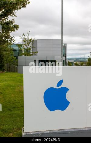 Hollyhill, Cork, Irlande. 14 juillet 2020. La deuxième plus haute cour de l'Union européenne statue mercredi dans un appel interjeté par Apple et l'Irlande contre une décision de 2016 selon laquelle la société américaine doit payer 13 milliards d'euros en contre-impôts à l'Irlande. Apple et l'Irlande, dont l'économie bénéficie de l'accueil d'un certain nombre de sociétés multinationales, ont entamé un recours contre cette décision et l'État irlandais a été officiellement notifié que le Tribunal général de l'Union européenne (GCUE) va rendre son arrêt dans l'affaire des aides d'État d'Apple le mercredi 15 juillet. Crédit : David Creedon/Alay Live News Banque D'Images