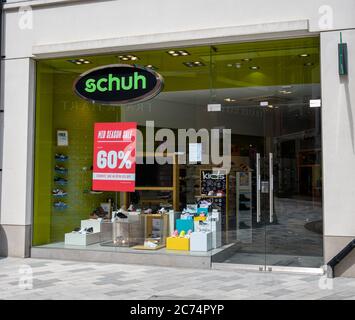 Newbury, Royaume-Uni - juin 09 2020 : la façade du magasin de chaussures Schuh sur West Street pendant l'éclusage Banque D'Images