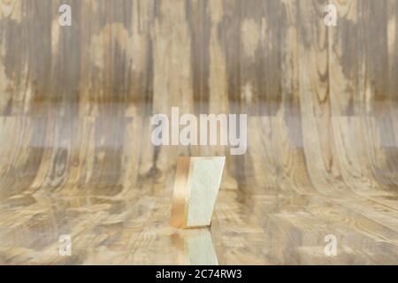 Symbole de coma 3d doré. Signe doré sur fond de bois humide brillant. Alphabet doré avec imperfections. caractère de police de rendu 3d. Banque D'Images