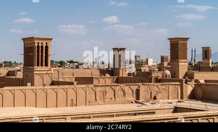 Yazd, Iran - Mai 2019 : Yazd paysage urbain avec de vieux bâtiments en briques et des badgeurs tours accrocheuses du vent à Yazd, Iran. Banque D'Images