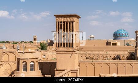 Yazd, Iran - Mai 2019 : Yazd paysage urbain avec de vieux bâtiments en briques et des badgeurs tours accrocheuses du vent à Yazd, Iran. Banque D'Images