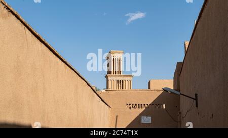 Yazd, Iran - Mai 2019 : Yazd paysage urbain avec de vieux bâtiments en briques et des badgeurs tours accrocheuses du vent à Yazd, Iran. Banque D'Images