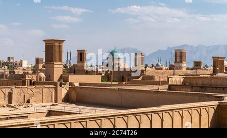 Yazd, Iran - Mai 2019 : Yazd paysage urbain avec de vieux bâtiments en briques et des badgeurs tours accrocheuses du vent à Yazd, Iran. Banque D'Images