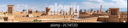 Yazd, Iran - Mai 2019 : Yazd paysage urbain avec de vieux bâtiments en briques et des badgeurs tours accrocheuses du vent à Yazd, Iran. Banque D'Images