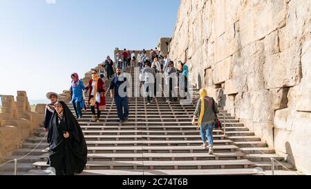 Persapolis, Iran - Mai 2019: Les touristes visitent les ruines de Persapolis, la capitale de l'Empire perse détruit plus tard par Alexandre le grand. Hist Banque D'Images