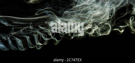 La fumée incurvée abstraite tourbillonne de couleur jaune sur fond noir. Papier peint élégant et coloré Banque D'Images