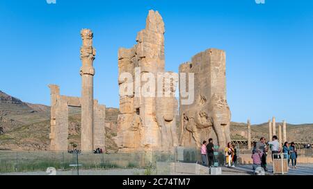 Persapolis, Iran - Mai 2019: Les touristes visitent les ruines de Persapolis, la capitale de l'Empire perse détruit plus tard par Alexandre le grand. Hist Banque D'Images