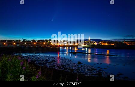 Berwick upon Tweed, Angleterre, Royaume-Uni, 20 JUL 2020 Comet NEOWISE ou C/2020 F3 (NEOWISE), est une comète rétrograde avec une orbite quasi parabolique découverte le 27 mars 2020 par des astronomes utilisant le télescope spatial NEOWISE au-dessus de la ville la plus septentrionale de Englands Berwick on Tweed, Northumberland dans les premières heures du 14 juillet 2020. Crédit Jim Gibson / Alay Banque D'Images