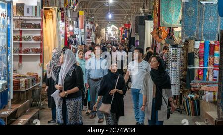 Shiraz, Iran - Mai 2019: Grand bazar de Shiraz, sout Vakil Bazar avec les touristes et les gens de shopping Banque D'Images