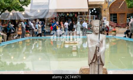 Shiraz, Iran - Mai 2019: Grand bazar de Shiraz, sout Vakil Bazar avec les touristes et les habitants iraniens de shopping Banque D'Images