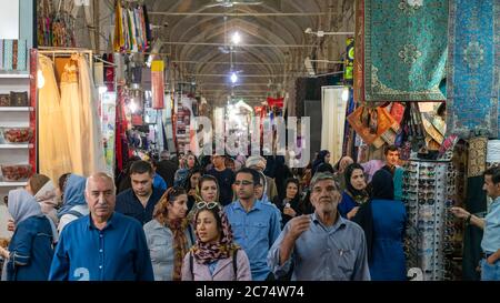 Shiraz, Iran - Mai 2019: Grand bazar de Shiraz, sout Vakil Bazar avec les touristes et les habitants iraniens de shopping Banque D'Images