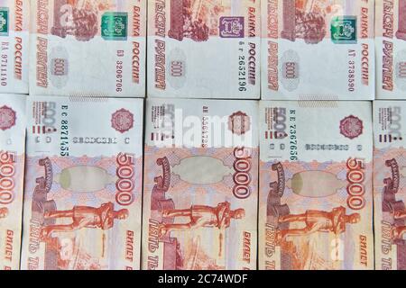 Gros plan des roubles russes sur cinq mille et mille billets. Banque D'Images