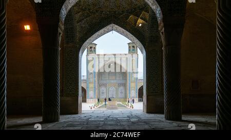 Shiraz, Iran - Mai 2019: Touristes dans la cour de la mosquée Vakil vu de la salle de prière. Vakil signifie régent, titre de Karim Khan, fondateur de Za Banque D'Images