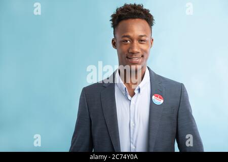 Un homme politique patriotique africain a appuyé le bouton de vote sur sui Banque D'Images