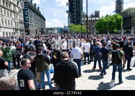 Des manifestants de droite et la Democratic football Lads Alliance (DFLA) défendent Churcihill et d'autres statues que "les vies noires comptent" veulent renverser sur la place du Parlement, Londres présentant: Atmosphère où: Londres, Royaume-Uni quand: 13 juin 2020 crédit: Mario Mitsis/WENN Banque D'Images