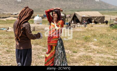 Shiraz, Iran - Mai 2019: Qashqai turc homme et femme parlant dans leur pays Banque D'Images