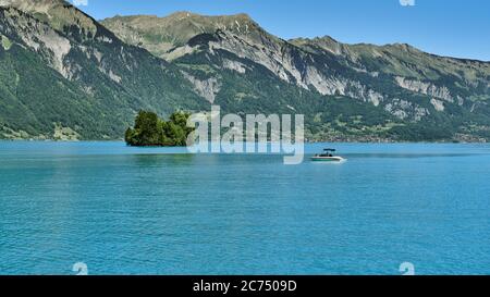 Voilier sur le lac montagnes contre Banque D'Images