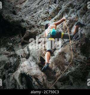 Entraînement de grimpeur de montagne jeune homme sur la route d'escalade Banque D'Images