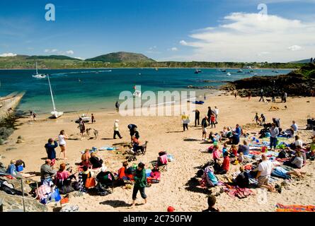 Foule sur la plage de PorthDinllaen, Nefyn, péninsule de Lleyn, Gwynedd, pays de Galles du Nord. Banque D'Images