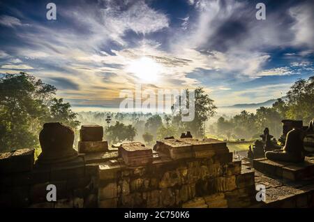 Lever de soleil sur l'ancien temple perdu dans la jungle. Borobudur. Indonésie Banque D'Images