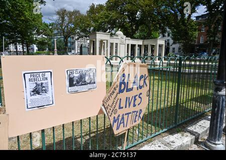 Des affiches de Black Lives Matter sont laissées sur les rails au Brighton War Memorial après la manifestation le 11 juillet 2020 Banque D'Images