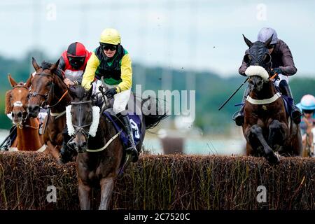 Le Grand Coureur, monté par le jockey Paddy Brennan (à droite), remporte le dernier prix de la signalétique au signsolutions.org handicap Chase à l'hippodrome de Southwell. Banque D'Images